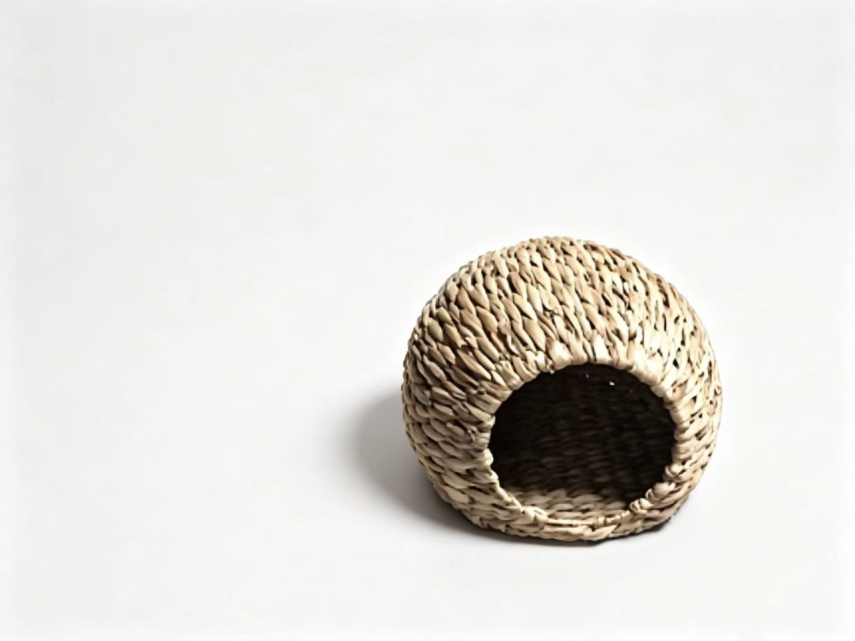 Natural Hand-Woven Cat Cave Bed | Breathable Straw Pet Hideout for Cats & Small Dogs